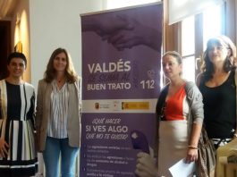 La directora general del Instituto Asturiano de la Mujer, Almudena Cueto, visita el Centro Asesor de la Mujer de Valdés
