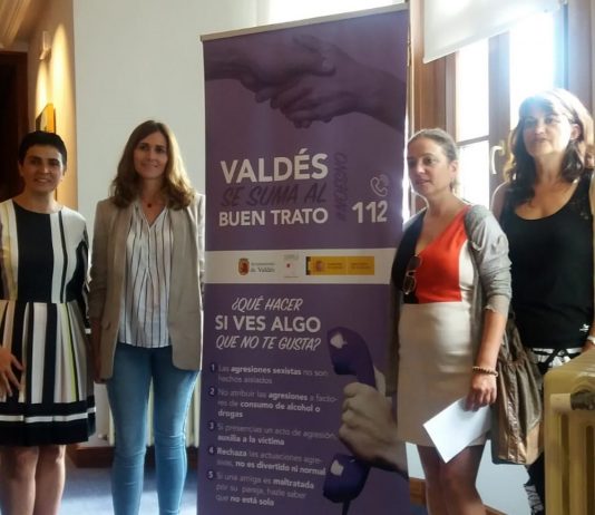 La directora general del Instituto Asturiano de la Mujer, Almudena Cueto, visita el Centro Asesor de la Mujer de Valdés