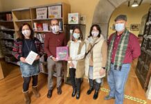 Cangas del Narcea inaugura un espacio violeta de lectura en igualdad con motivo del 25N
