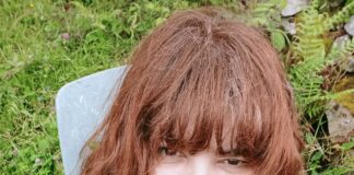 Andrea Castañón del bar tienda La Bruxa de Muniellos en Moal: “Hemos conseguido que el chigre de toda la vida sea un espacio para compartir”