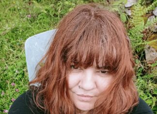 Andrea Castañón del bar tienda La Bruxa de Muniellos en Moal: “Hemos conseguido que el chigre de toda la vida sea un espacio para compartir”