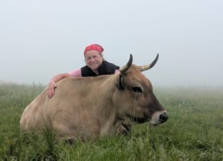 Emérita Llano de Ganadería Torre en Cedemonio (Illano): “No solo estoy contenta con la ganadería, sino con que pude salir adelante aprendiendo de la nada”
